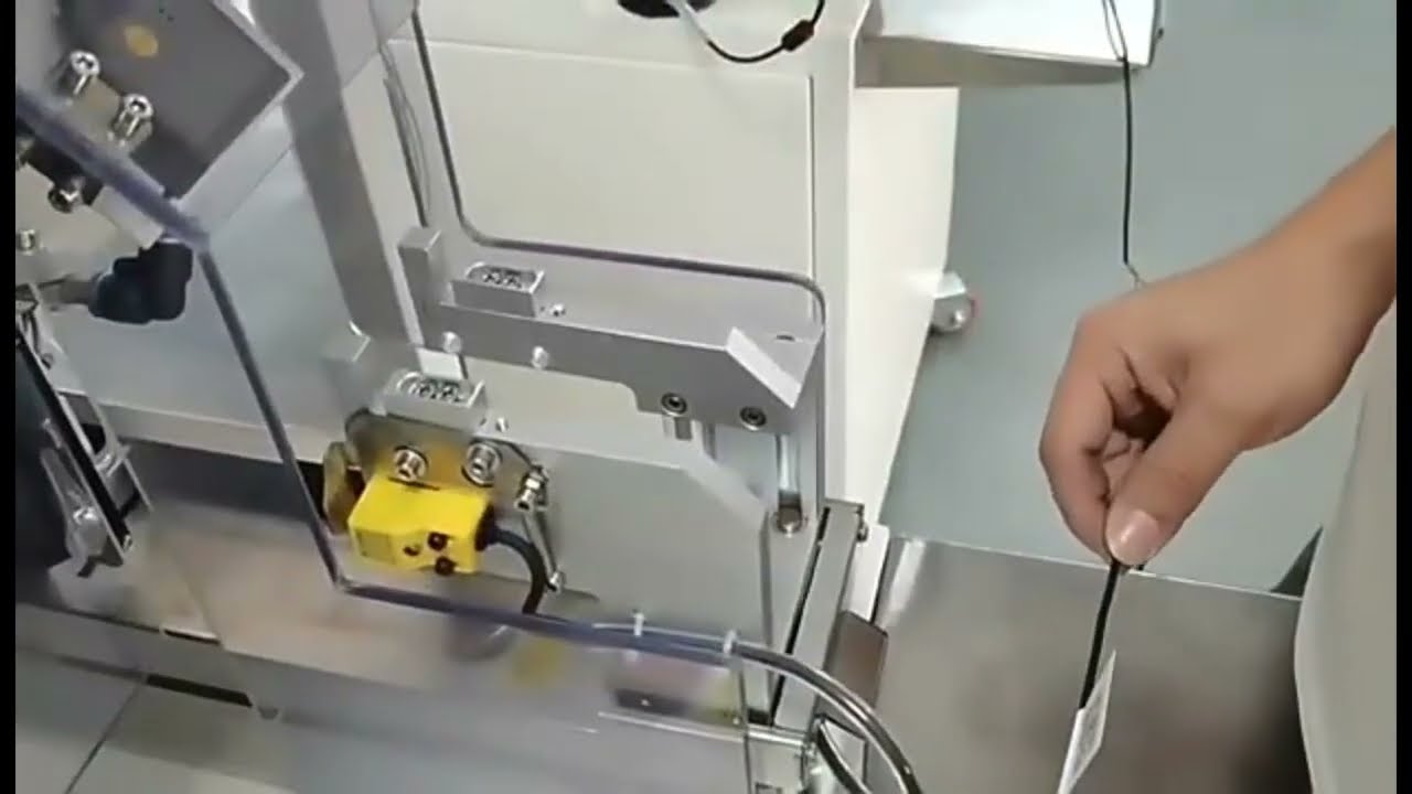 آلة وضع العلامات اللاصقة لتجميع أسلاك سماعات USB – ماكينة طي وربط الكابلات الأوتوماتيكية