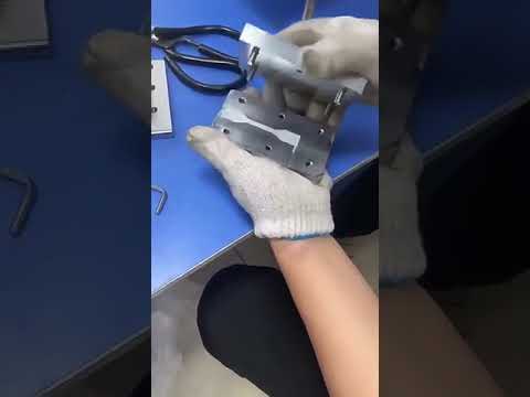 ماكينة حقن بلاستيك مكتبية شبه أوتوماتيكية لقولبة الأجزاء الصغيرة (USB، كابل سماعة)